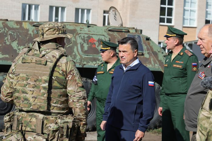 Андрей Воробьев проверил работу пункта отбора на военную службу по контракту в Балашихе