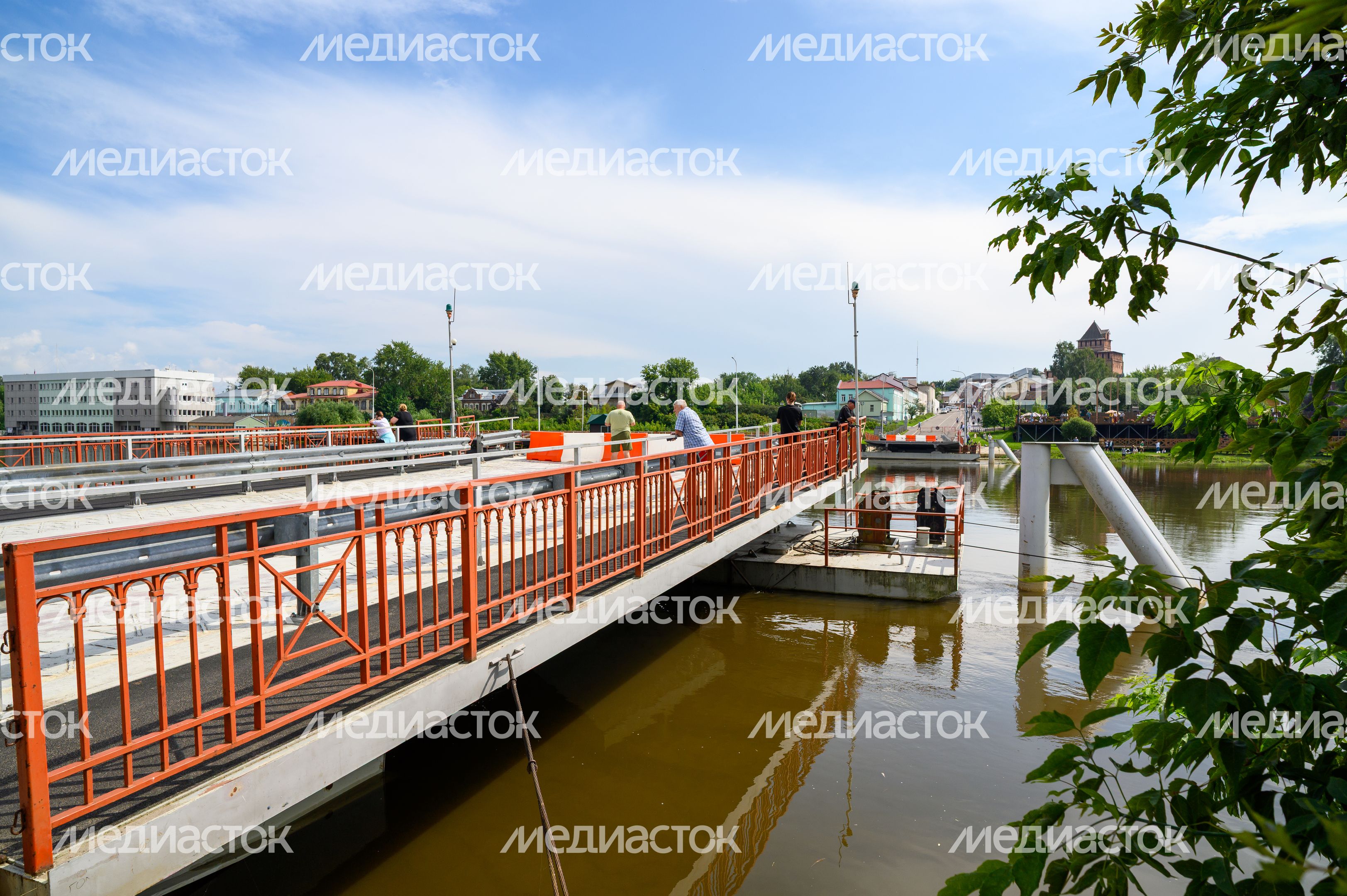 Наплавной разводной Бобреневский мост в Коломне через Москву-реку Наплавной разводной Бобреневский мост в Коломне через Москву-реку