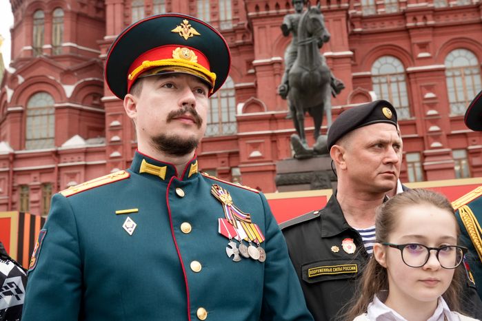 Участники специальной военной операции с детьми возложили цветы к Могиле Неизвестного Солдата