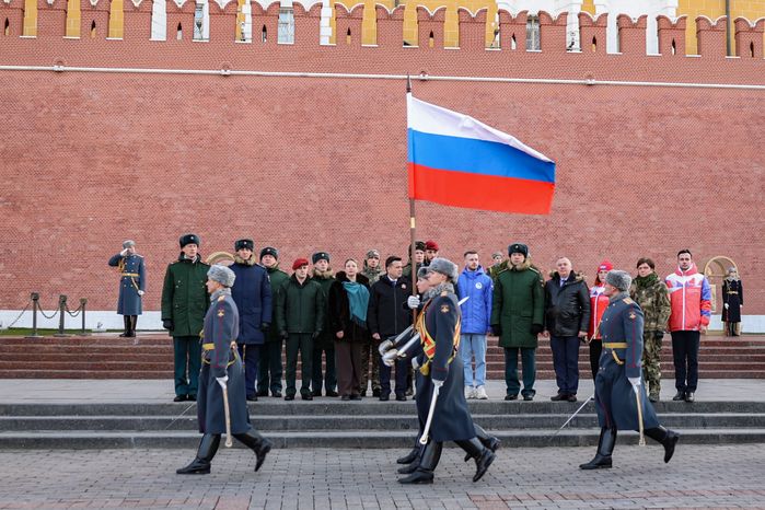 Андрей Воробьев возложил цветы к Вечному огню вместе с героями СВО и волонтерами