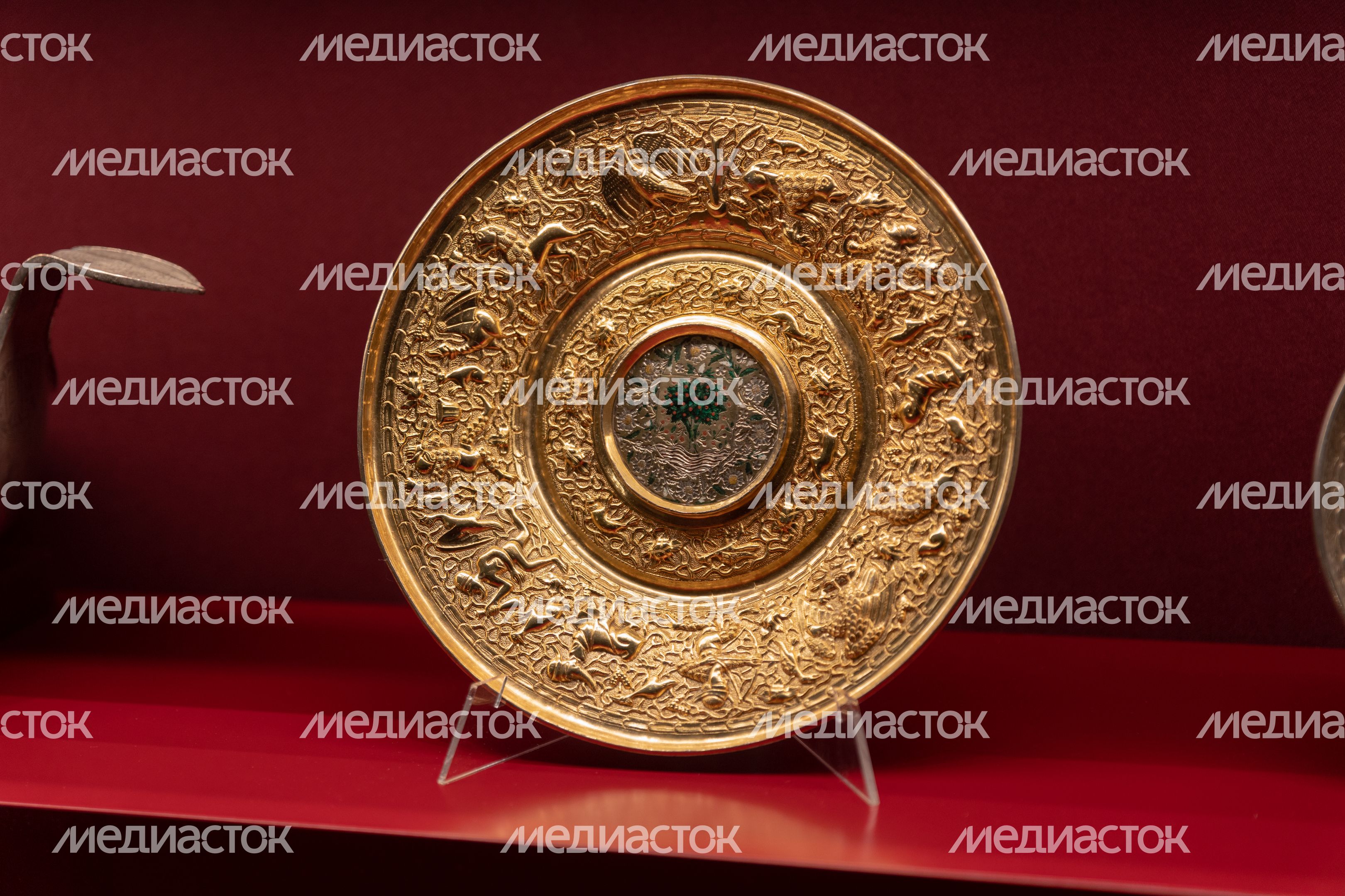 Ризница. Экспозиция Реликвия и сокровища Троице-Сергиева монастыря XI-XVII веков Ризница. Экспозиция Реликвия и сокровища Троице-Сергиева монастыря XI-XVII веков