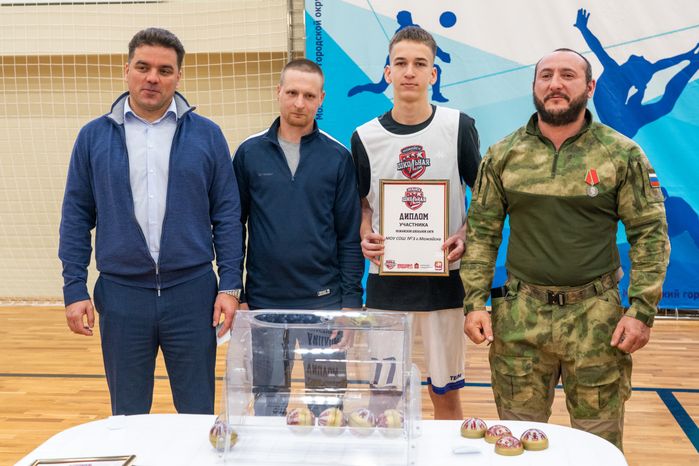 Глава Можайского округа Денис Мордвинцев и ветеран СВО Роман Гомыляев поздравили игроков с открытием Единой школьной лиги