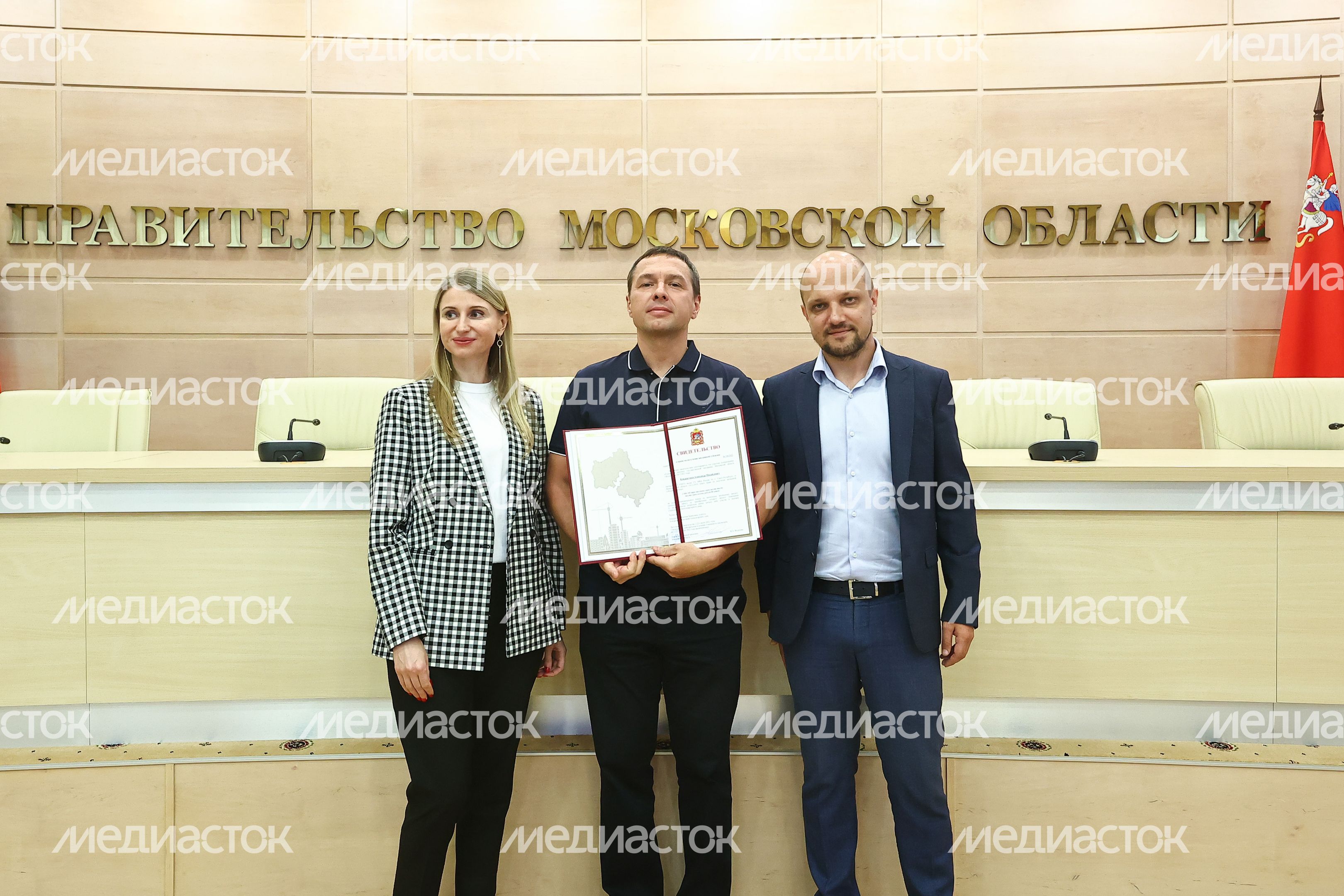 Подмосковным тренерам вручили сертификаты на покупку жилья по соципотеке Подмосковным тренерам вручили сертификаты на покупку жилья по соципотеке