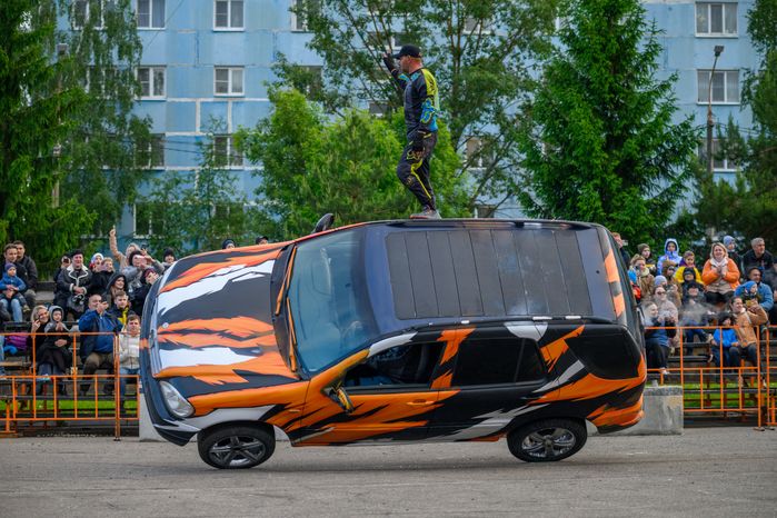 Невероятные трюки на автомобилях на шоу каскадеров в Чехове
