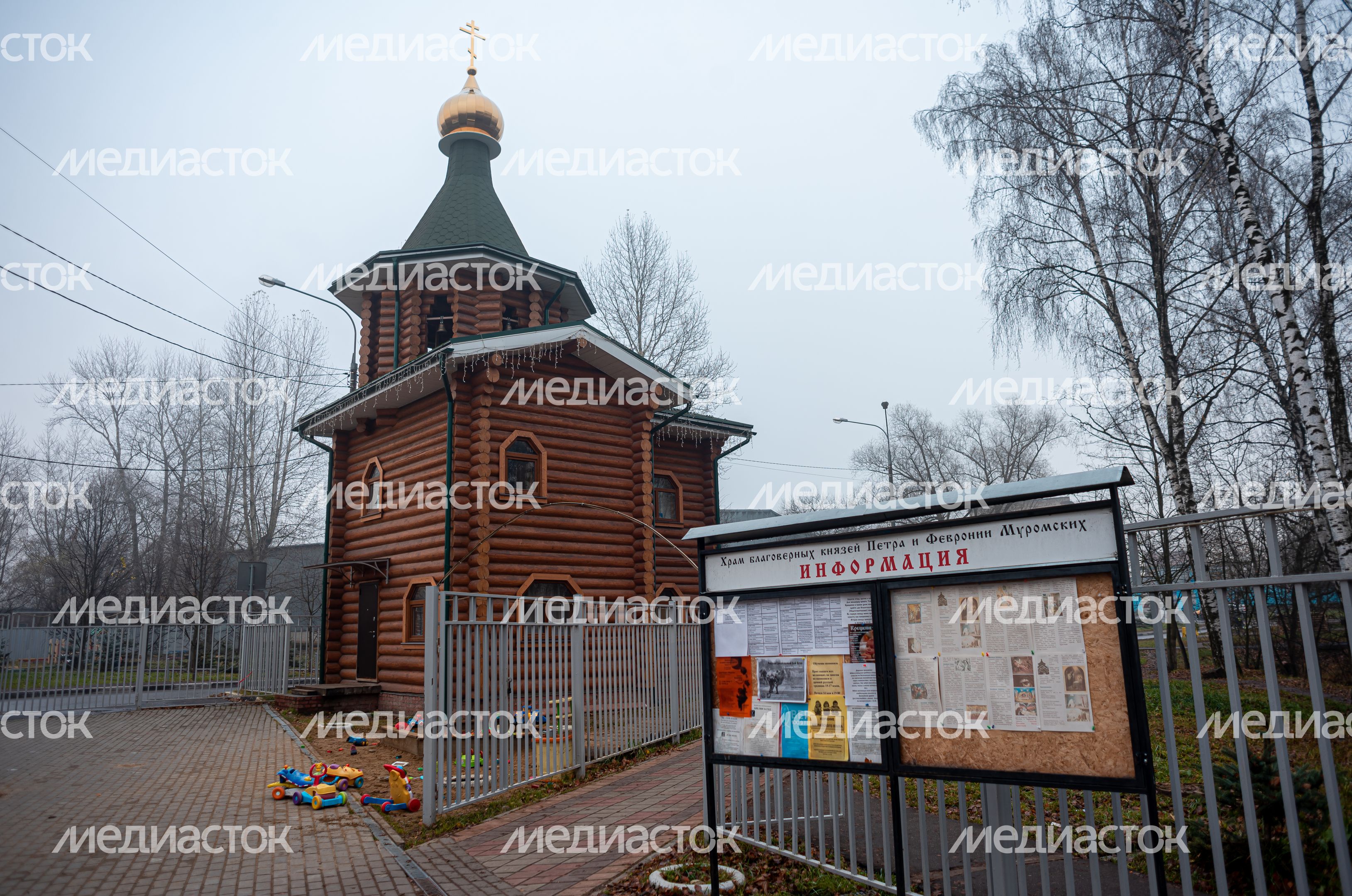 Осенние виды Храма во имя святых благоверных князей Петра и Февронии Муромских