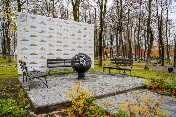 Зона горячего очага в парке культуры и отдыха «Пегас» в Егорьевске осенью