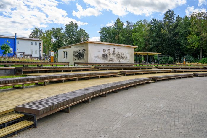 Концертная площадка со сценой и амфитеатром в Зарайском центральном парке культуры и отдыха летом