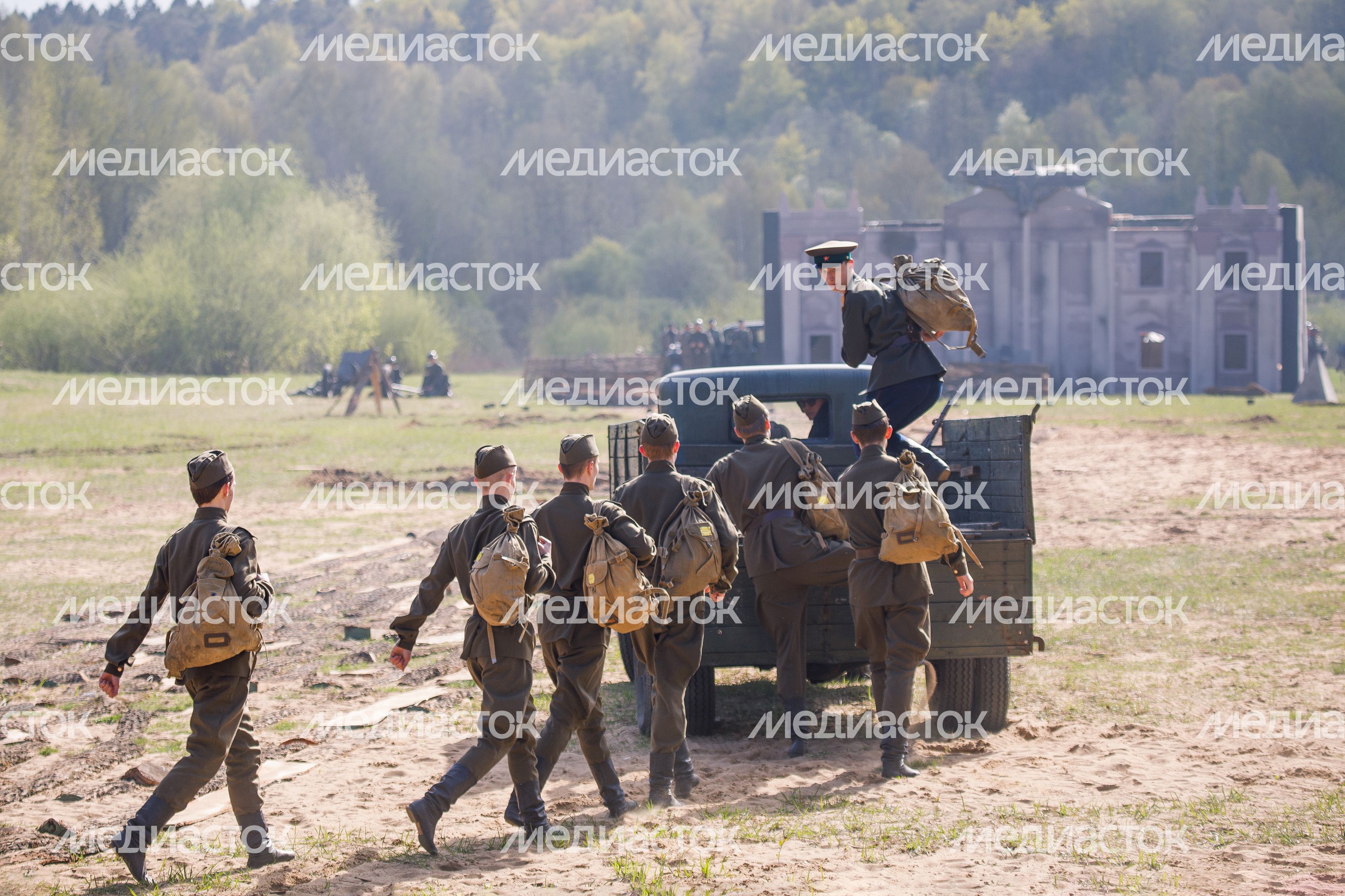 Военно-историческая реконструкция "Успех в единстве поколений" в Химках Военно-историческая реконструкция "Успех в единстве поколений" в Химках