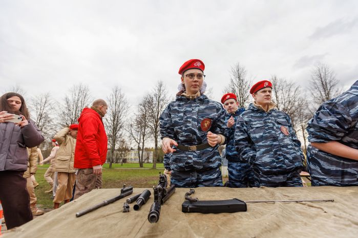 Военно-патриотическая игра «Юнармия, вперед!», посвященная Дню Победы, в Горках Ленинских