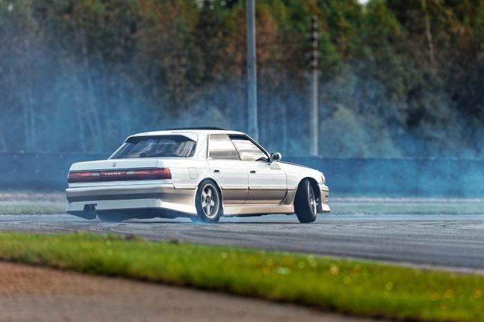 Дрифт-гонка автомобилей по автодрому Moscow Raceway на фестивале «Дрифт Экспо» в Волоколамске