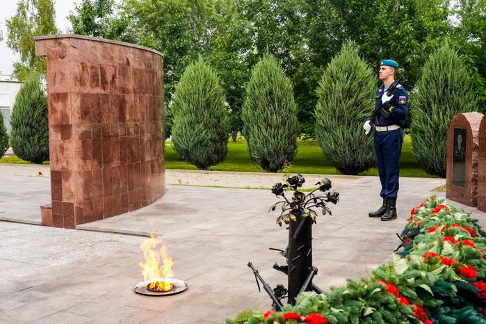 Губернатор возложил цветы к мемориалу погибших разведчиков 45-й отдельной бригады ВДВ