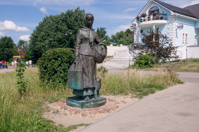 Дмитров. Скульптурная композиция «Горожане»