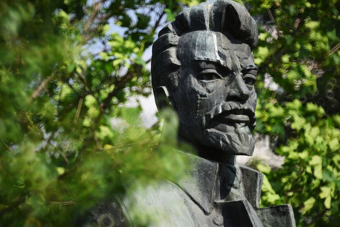 Памятник Якову Свердлову в парке Музеон в Москве