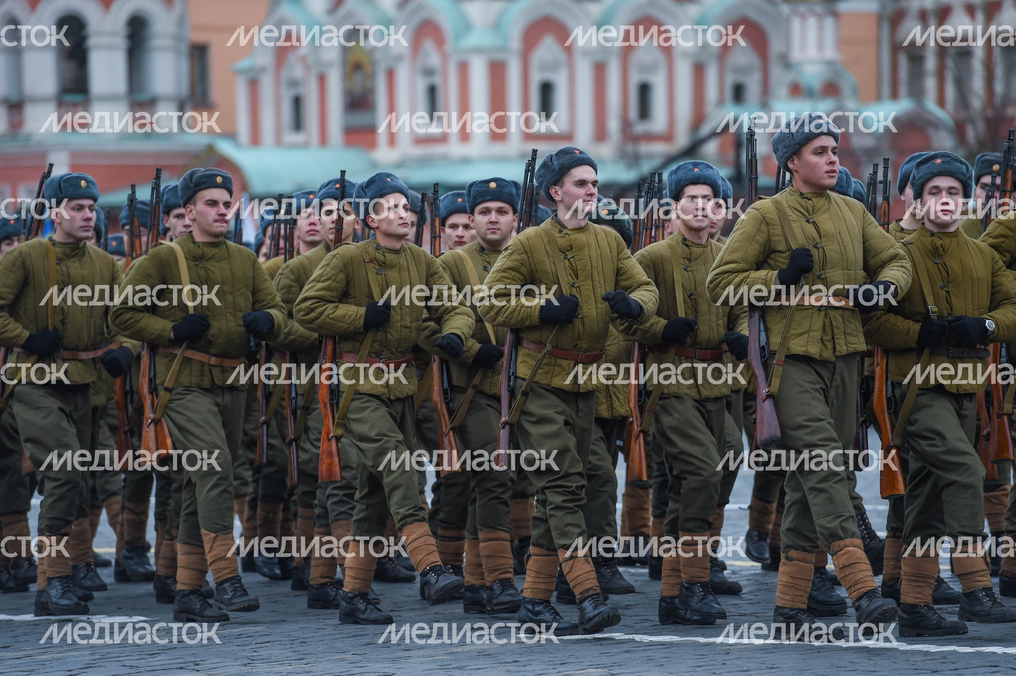 Торжественный марш в честь парада 1941 года на Красной площади в Москве