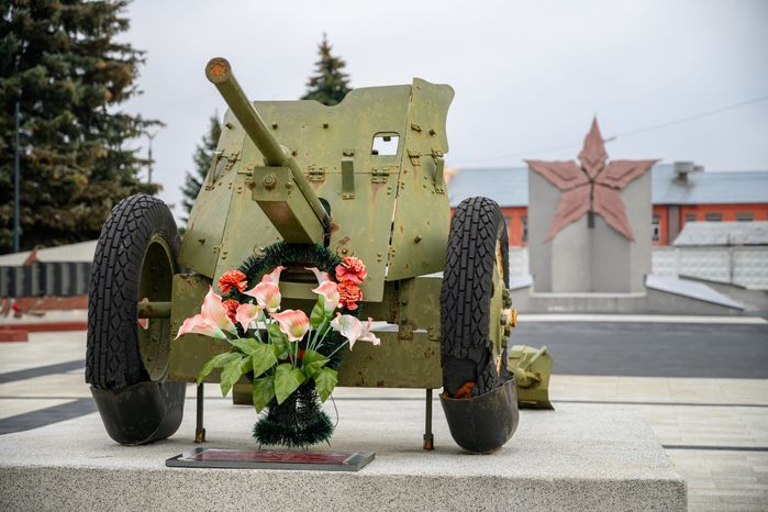 Пушка у мемориала Воинской Славы в сквере у Дулевского фарфорового завода
