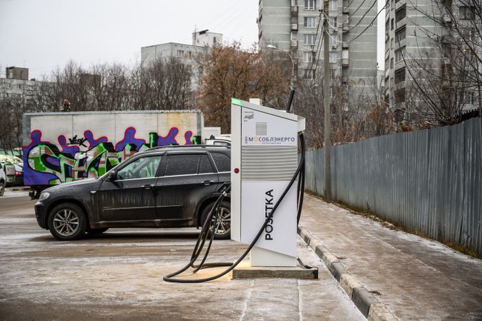 Новая электрозарядная станция (ЭЗС) на улице Побратимов в Люберцах