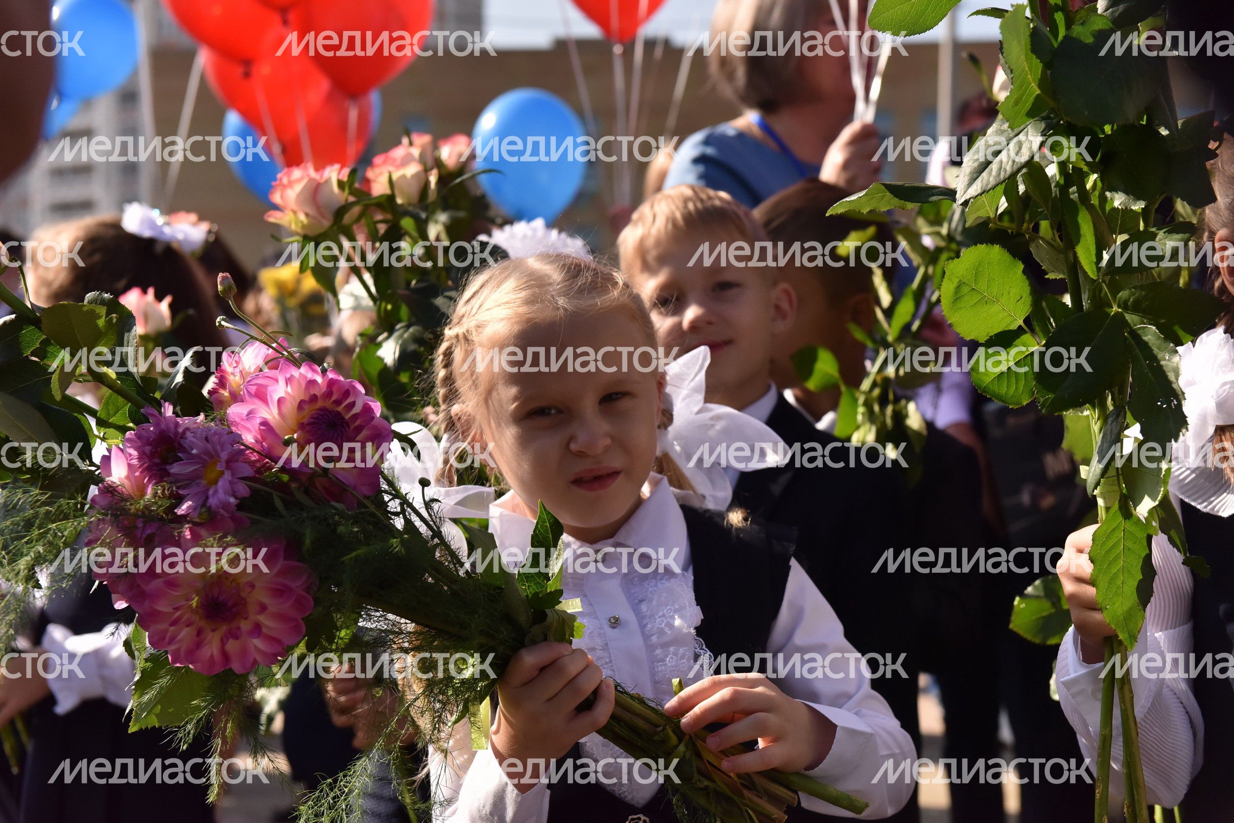Медведев и Воробьев пообщались с учениками 11 класса новой подольской школы