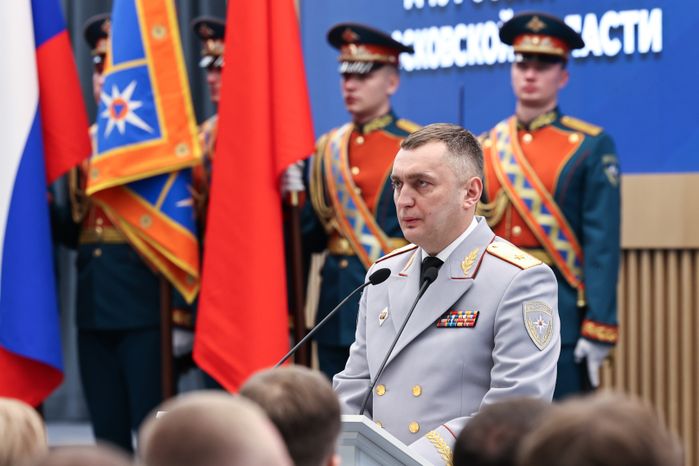 Сотрудников МЧС поздравили с Днем спасателя и 35-летием ведомства
