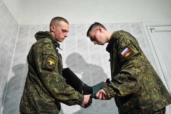 Подготовка военнослужащих отдельного комендантского Преображенского полка к военному параду на Красной площади
