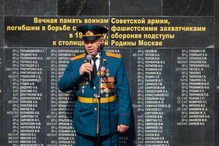 Возложение цветов у мемориала Великой Отечественной войны в Яхроме