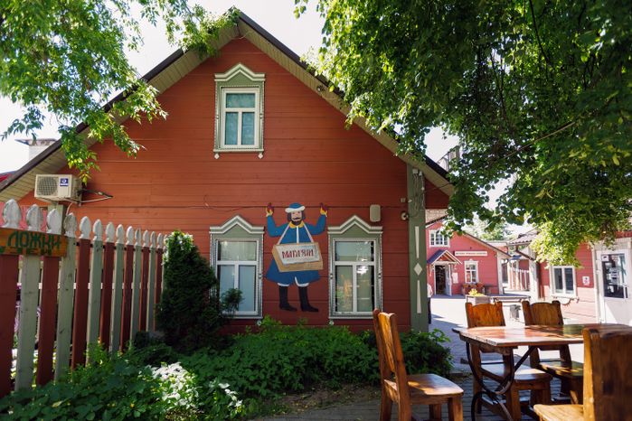 Летние виды улицы Московской со старинными домами в Звенигороде