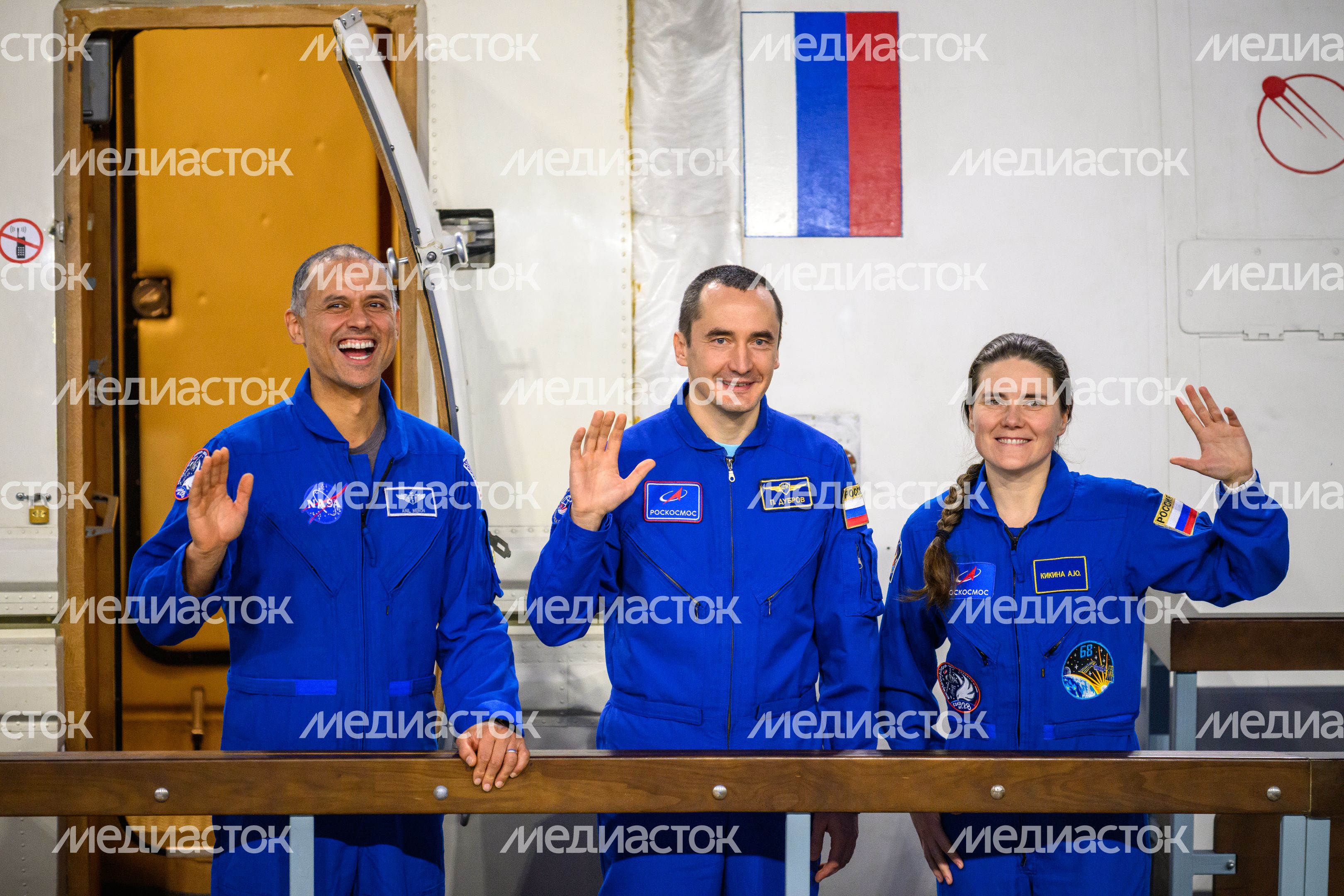 Космонавты дублирующего экипажа МКС-74 Анил Менон, Петр Дубров, Анна Кикина в Звездном городке