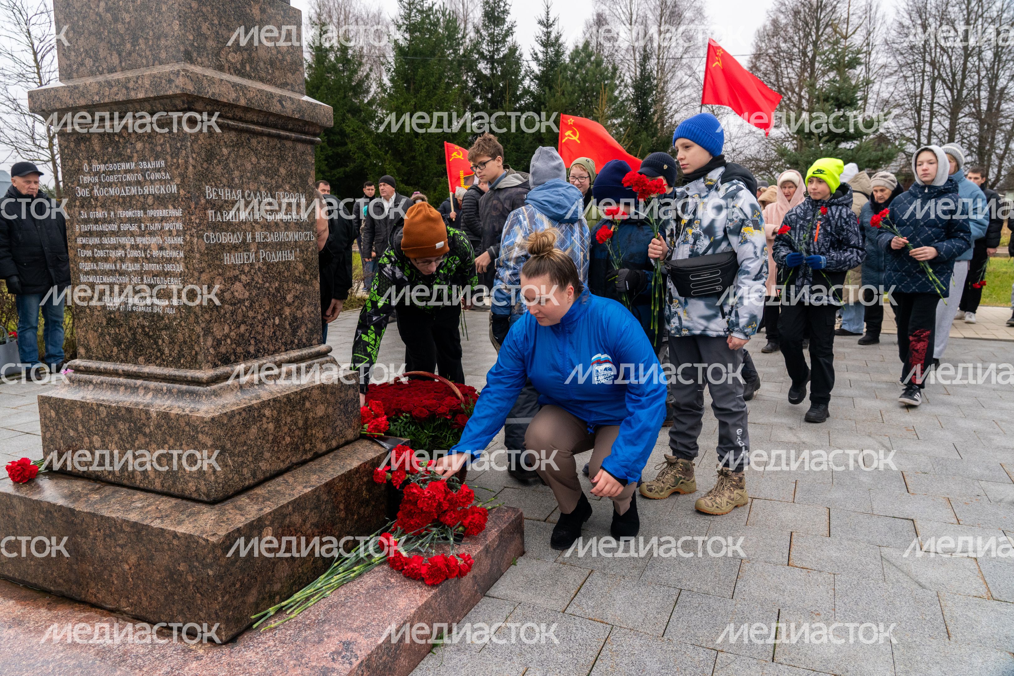 Возложение цветов к месту казни Зои Космодемьянской в музее «Зоя» Рузского округа Возложение цветов к месту казни Зои Космодемьянской в музее «Зоя» Рузского округа