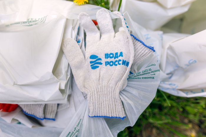 Очистка от мусора берега реки Битца в Ленинском округе в рамках экологической акции «Вода России»