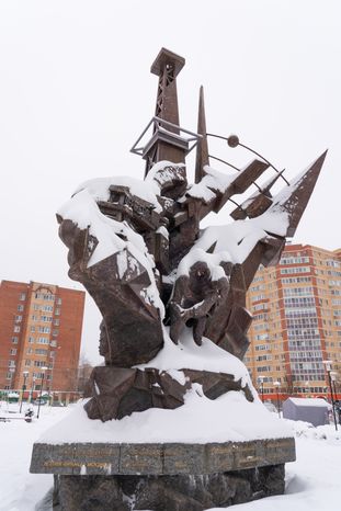 Памятник «Солдатам холодной войны - ветеранам треста «Гидромонтаж» в поселке Селятино