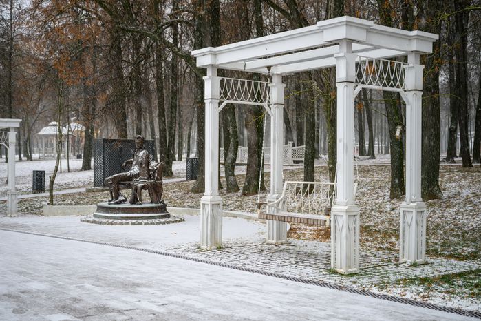 Качели в парке усадьбы Кривякино в Воскресенске