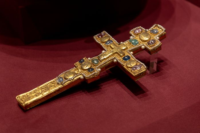 Ризница. Экспозиция Реликвия и сокровища Троице-Сергиева монастыря XI-XVII веков