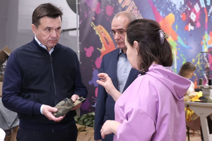 Андрей Воробьев посетил мастерскую волонтерского объединения «Zамаскируем СВОих»