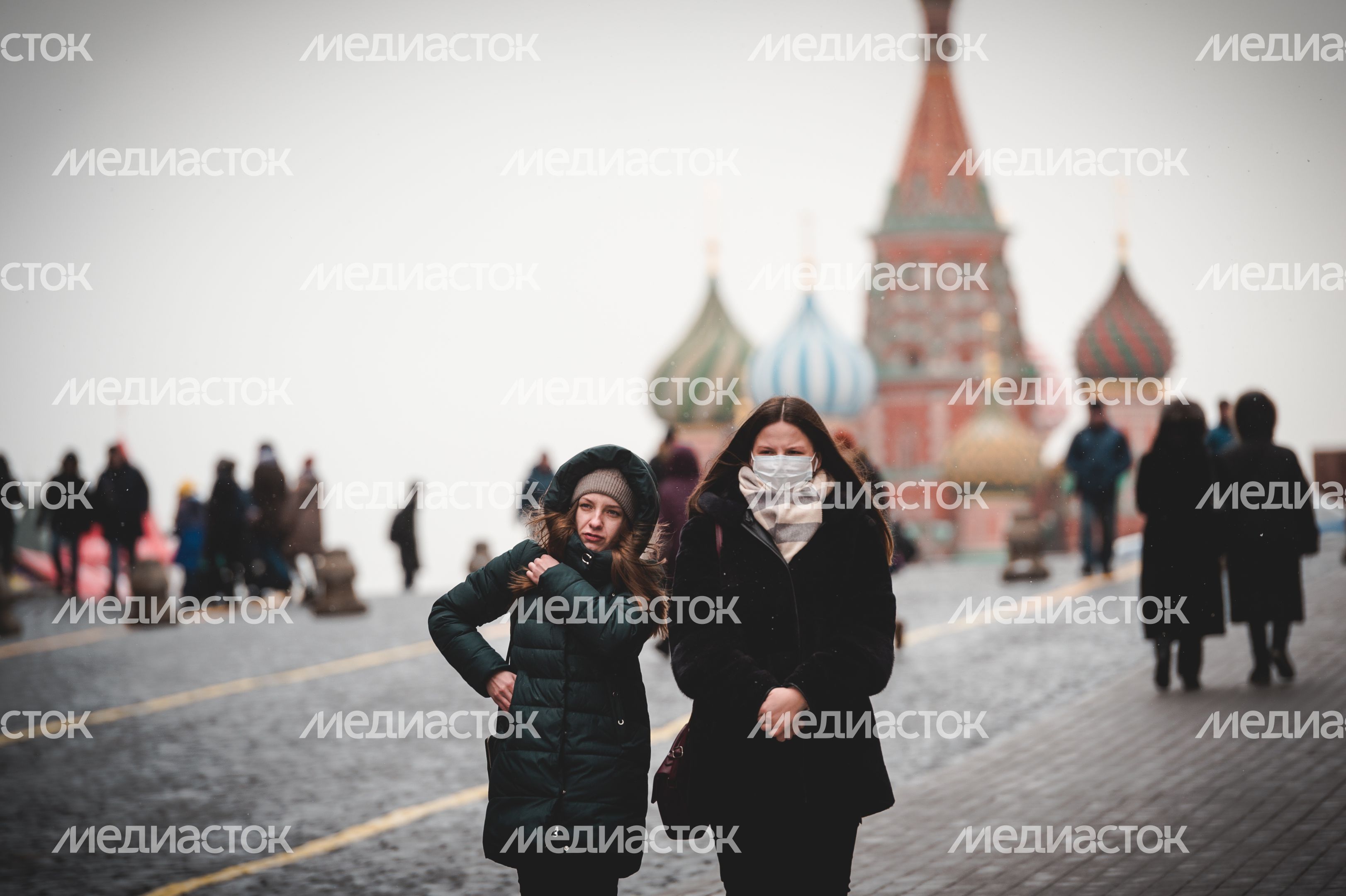 Люди в масках в период эпидемии коронавируса