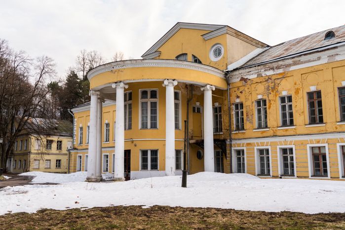Главный дом усадьбы Суханово Ленинского округа весной