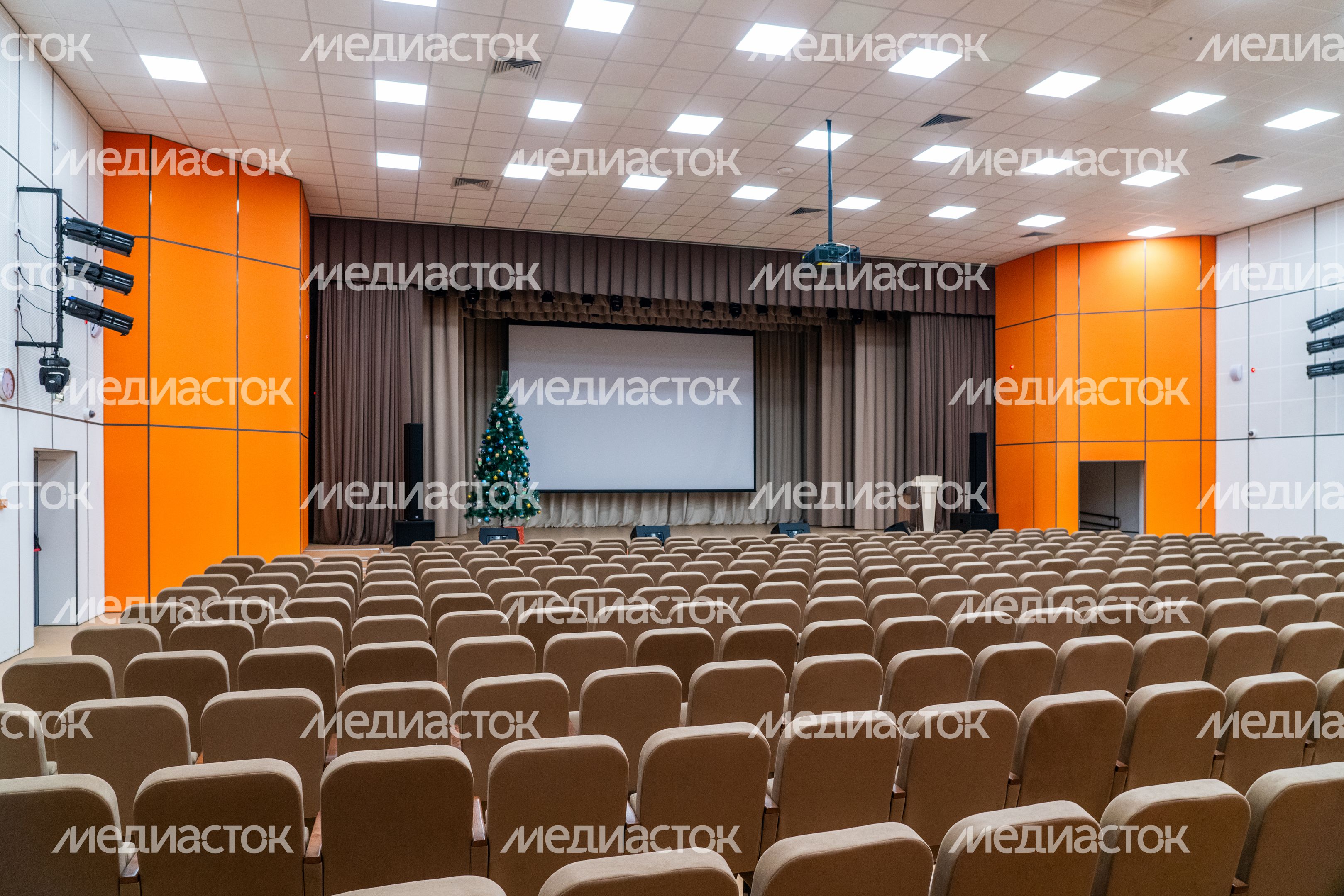 Актовый зал в новом корпусе «Интеллектуал» школы «КвантУм» им. Героя СССР В. Фабричнова в мкр. Восточный Звенигорода Актовый зал в новом корпусе «Интеллектуал» школы «КвантУм» им. Героя СССР В. Фабричнова в мкр. Восточный Звенигорода