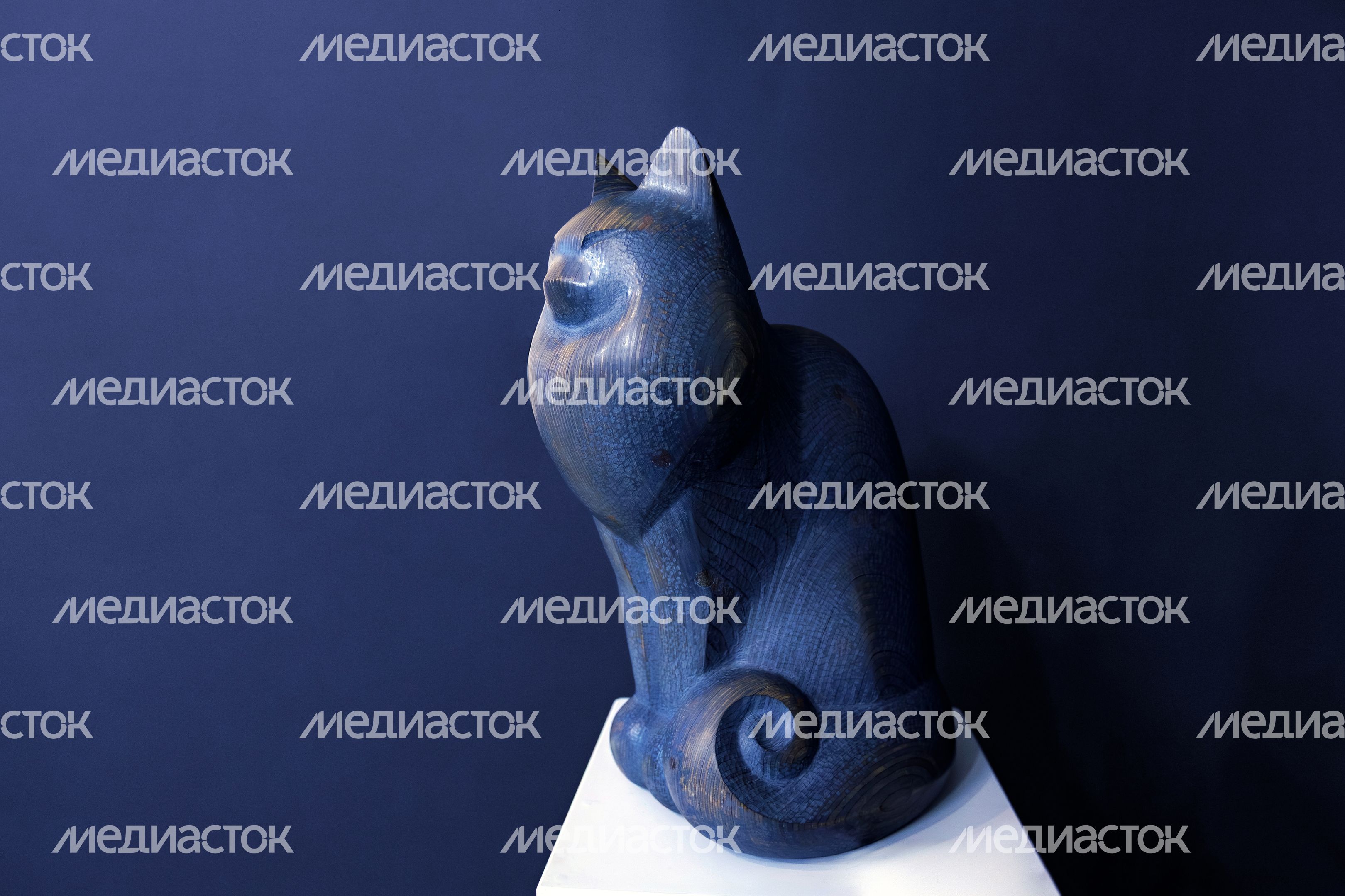 Выставка деревянных скульптур Дмитрия Воронина «Форма цвета» в Дмитровском кремле