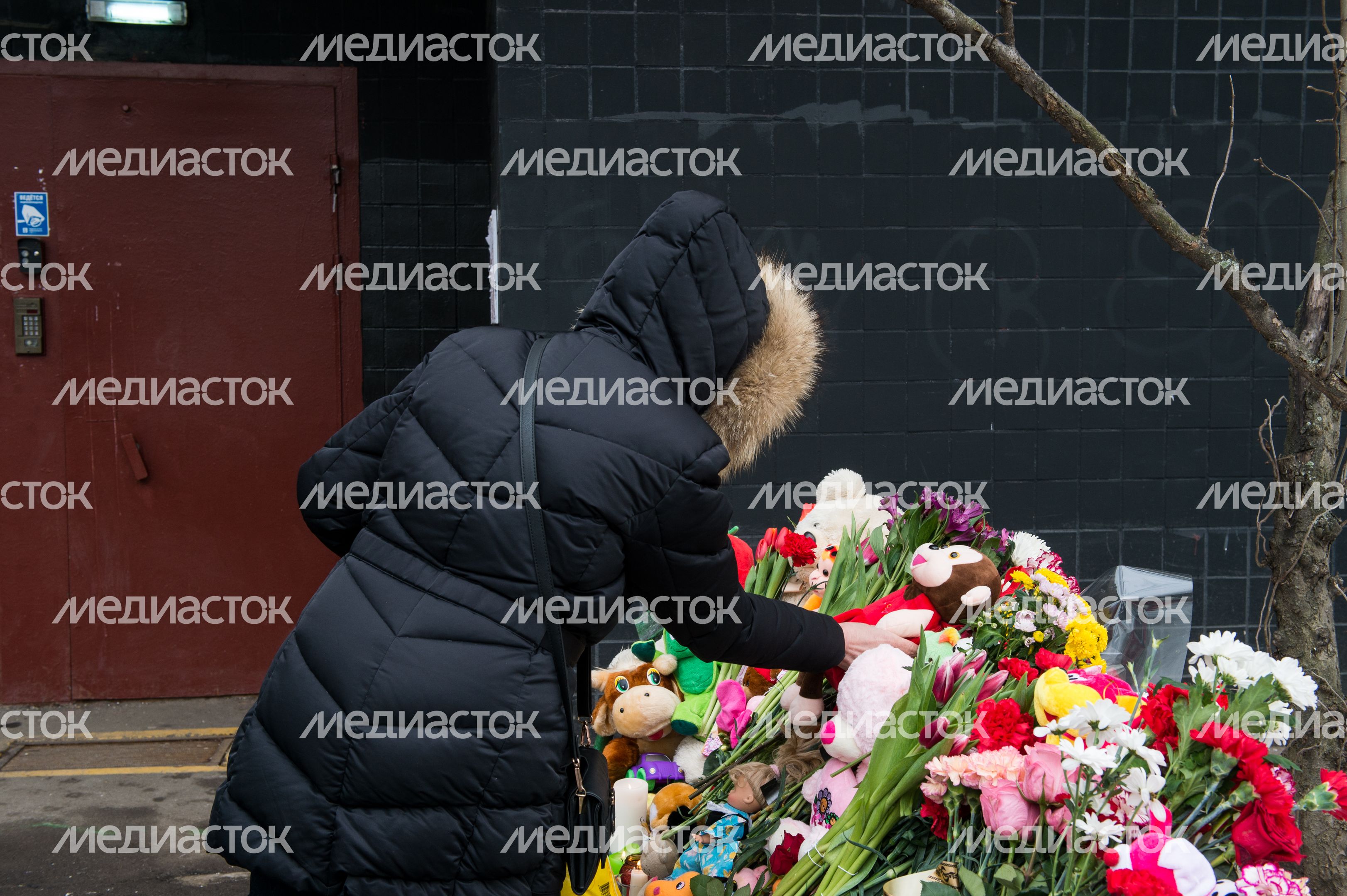 Мемориал из цветов и игрушек в честь погибшей девочки в Москве