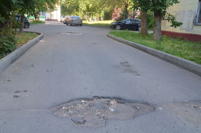 Разбитое дорожное покрытие на Революционном проспекте в Подольске