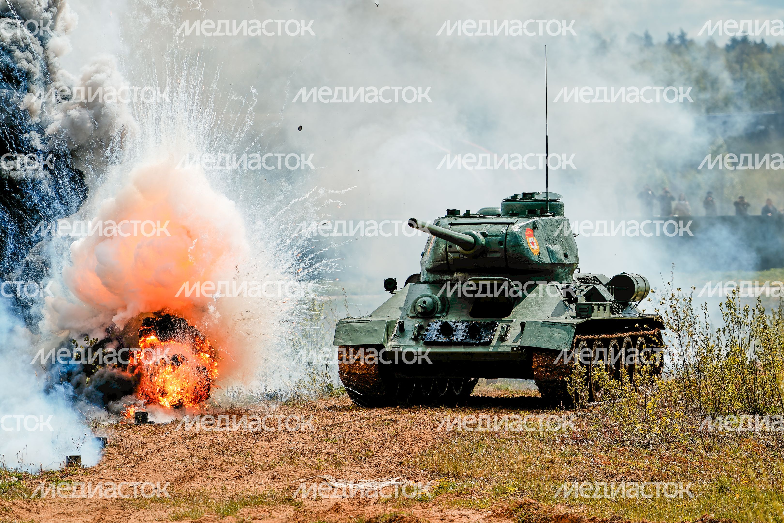 Военно-историческая реконструкция боя Великой Отечественной войны с техникой и авиацией в парке «Патриот» Одинцовского округа Военно-историческая реконструкция боя Великой Отечественной войны с техникой и авиацией в парке «Патриот» Одинцовского округа