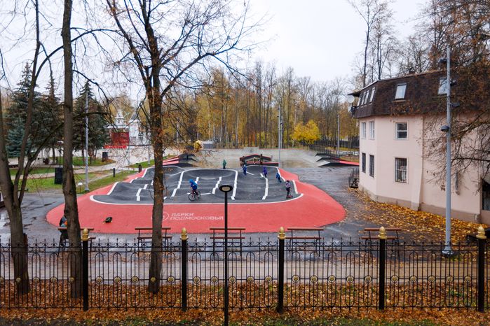 Скейтплощадка в Центральном парке культуры и отдыха города Пушкино осенью