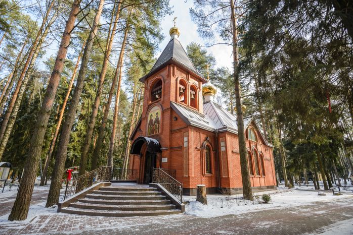Храм святых благоверных князя Петра и княгини Февронии Муромских в парке культуры и отдыха «Елочки» в Домодедово