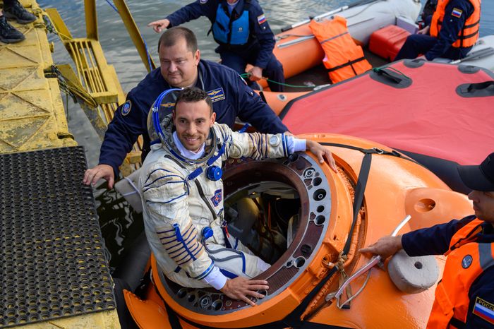 Астронавт NASA Маркос Берриос на тренировке космонавтов по действиям после посадки на водную поверхность