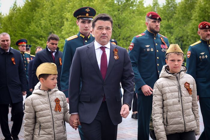 Возложение губернатором венка к Могиле Неизвестного Солдата