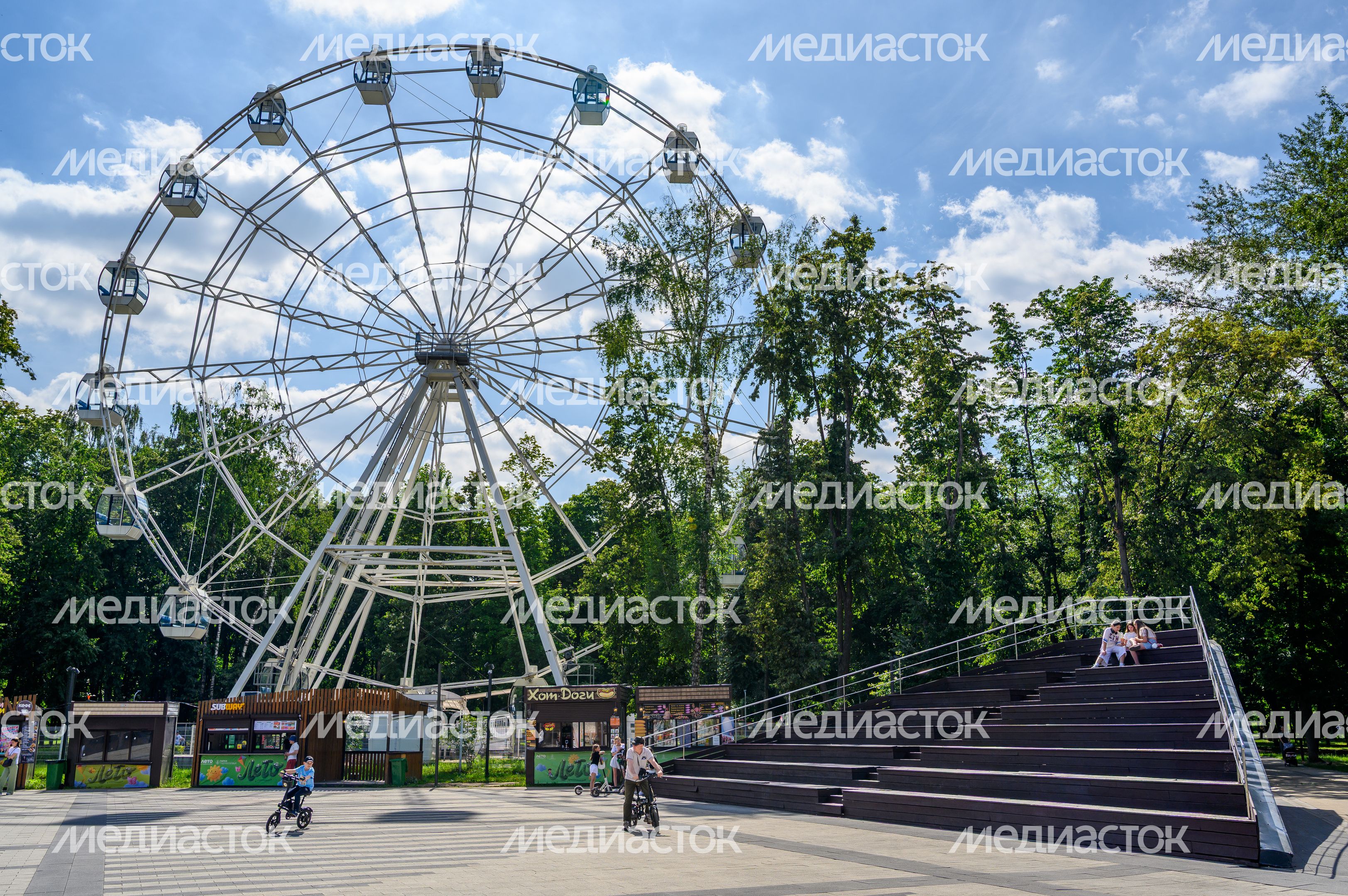 Аттракционы летом в Наташинском парке Люберец