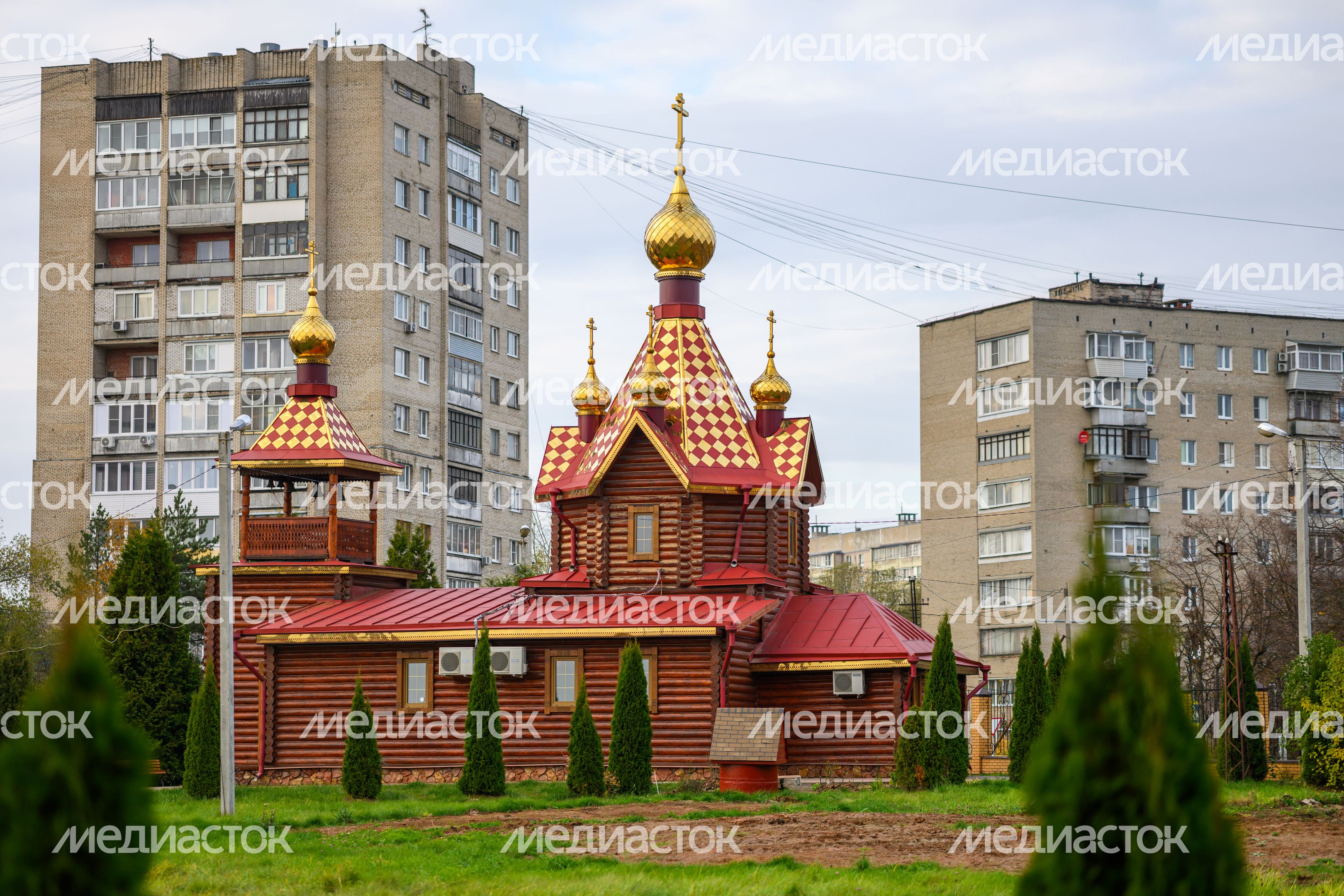 Церковь Державной иконы Божией Матери в микрорайоне Авиационный в Домодедово осенью Церковь Державной иконы Божией Матери в микрорайоне Авиационный в Домодедово осенью