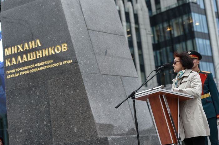 В Москве торжественно открыли памятник Михаилу Калашникову