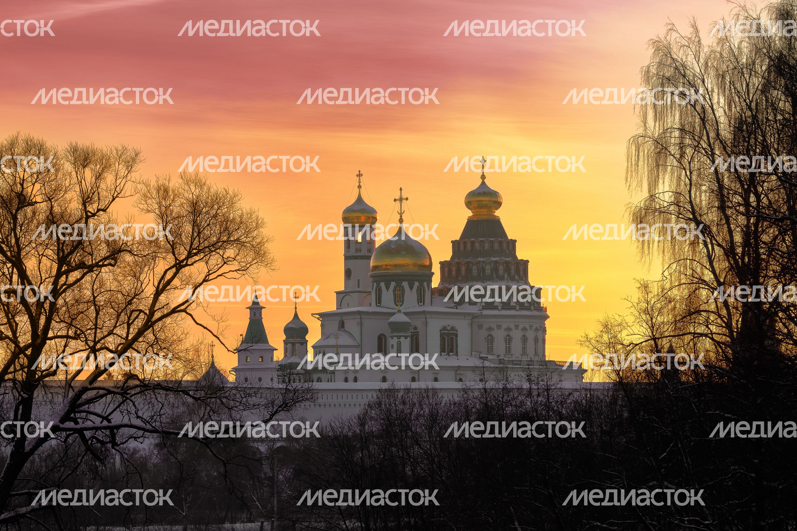 Закат у стен Воскресенского Ново-Иерусалимского ставропигиального монастыря в Истре