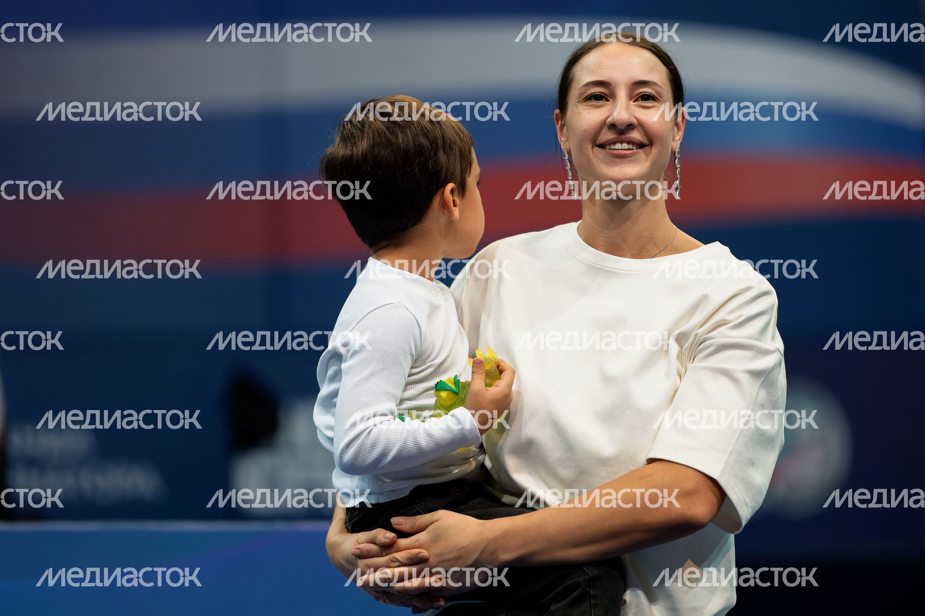 Двукратная олимпийская чемпионка по фехтованию на саблях Яна Егорян с сыном на турнире в Химках Двукратная олимпийская чемпионка по фехтованию на саблях Яна Егорян с сыном на турнире в Химках