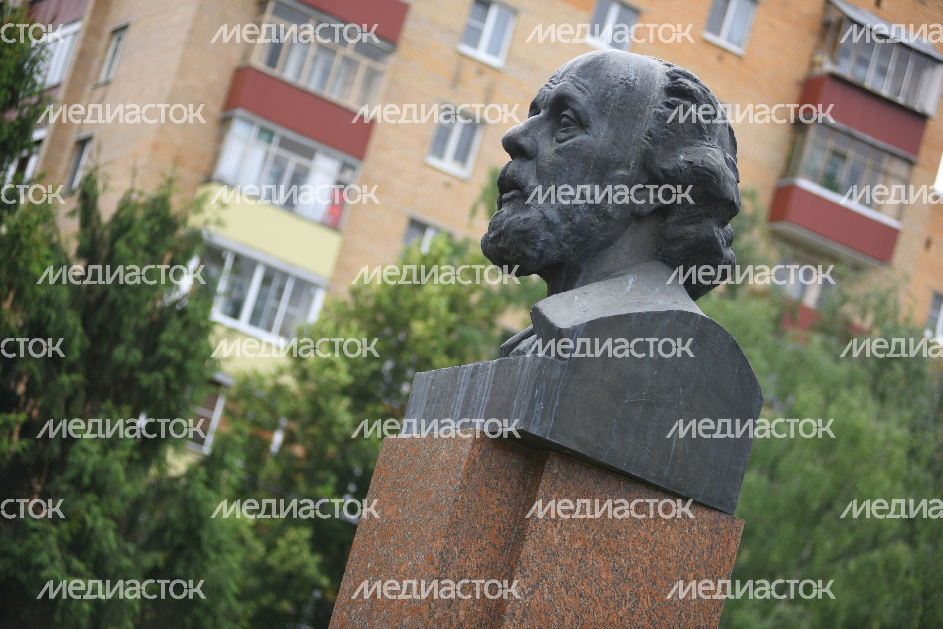 Памятник Константину Циолковскому в Долгопрудном Памятник Константину Циолковскому в Долгопрудном