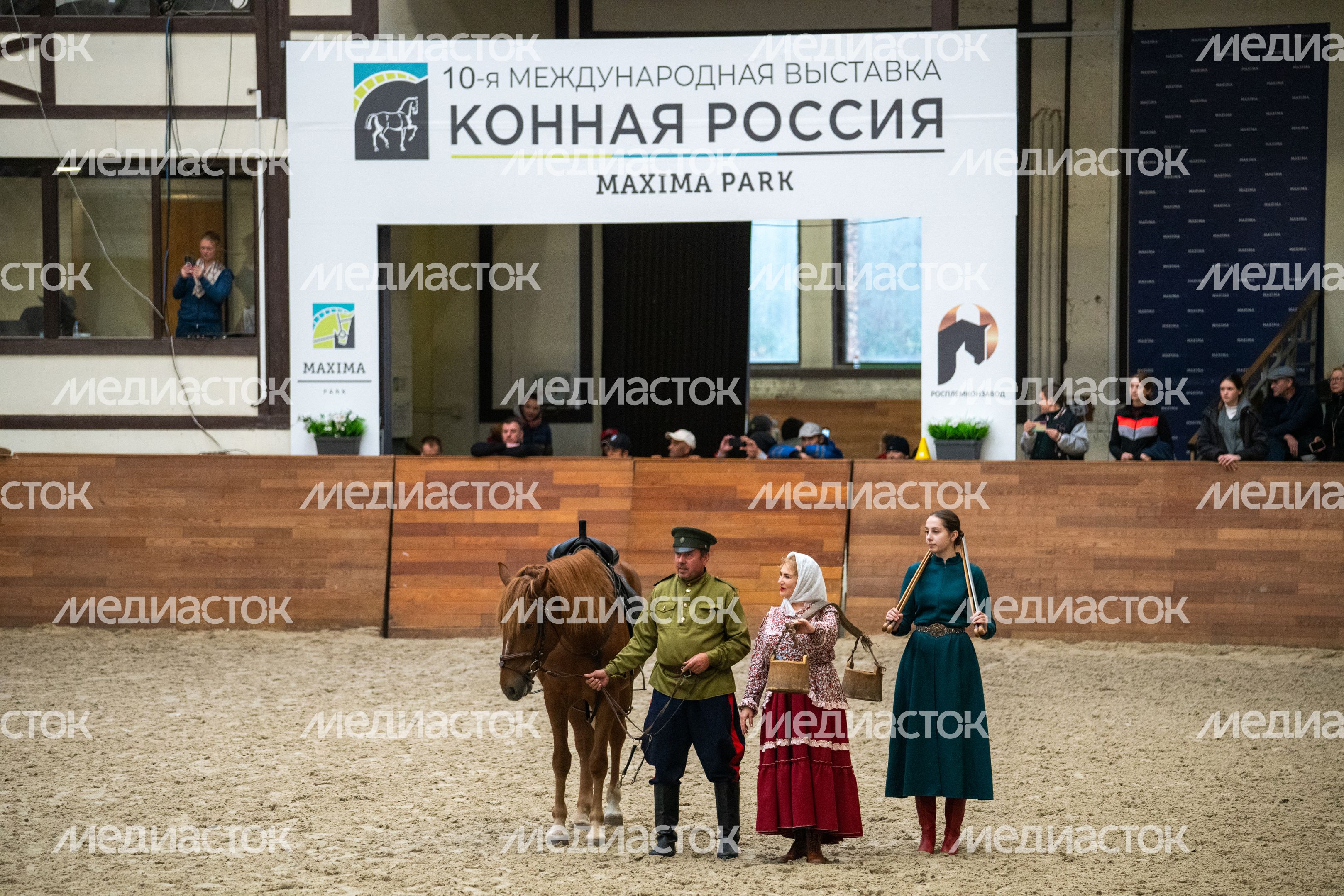 Казаки на костюмированном шоу на лошадях «Конная палитра» на Международной выставке «Конная Россия» в MAXIMA PARK Казаки на костюмированном шоу на лошадях «Конная палитра» на Международной выставке «Конная Россия» в MAXIMA PARK